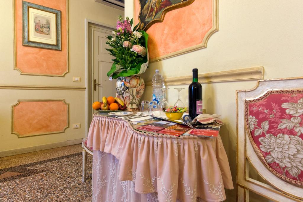 Двухместный (Двухместный номер с 1 кроватью или 2 отдельными кроватями) отеля Antica Residenza D'Azeglio Room&Breakfast di Charme, Болонья
