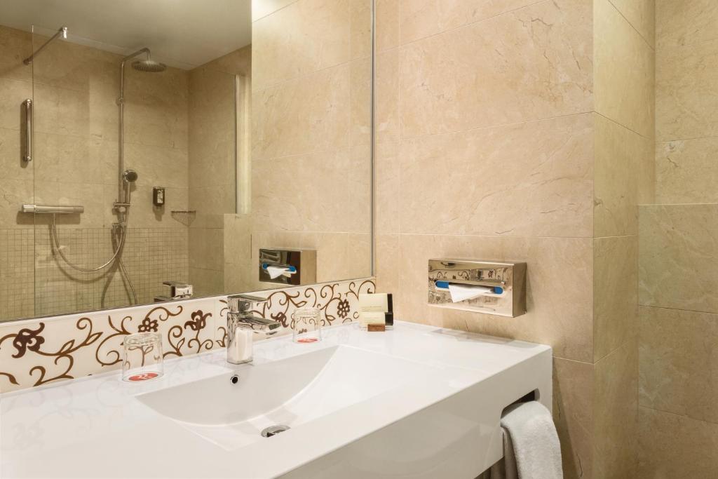 Сьюит (Представительский номер с кроватью размера «queen-size», доступ в спа-центр включен) отеля Hotel Ramada Oradea, Орадя