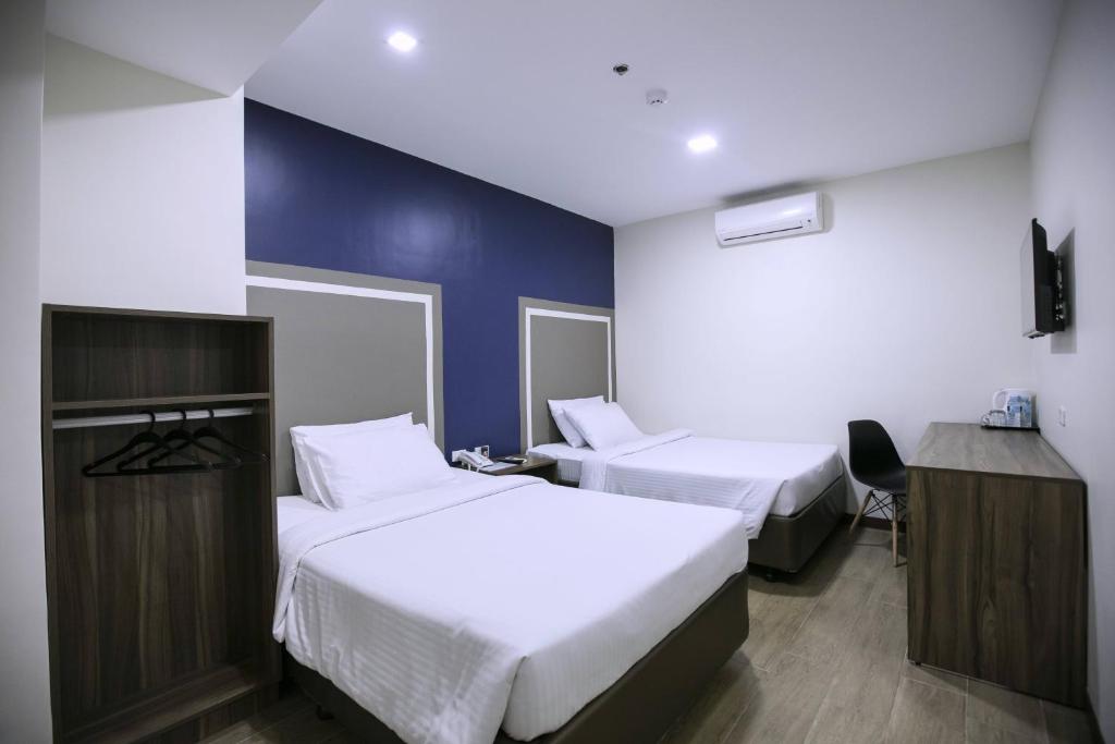 Трехместный (Стандартный трехместный номер - Без окон) отеля S Hotel & Residences, Себу