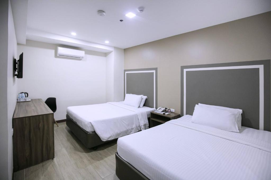 Четырехместный (Стандартный четырехместный номер - Без окна) отеля S Hotel & Residences, Себу