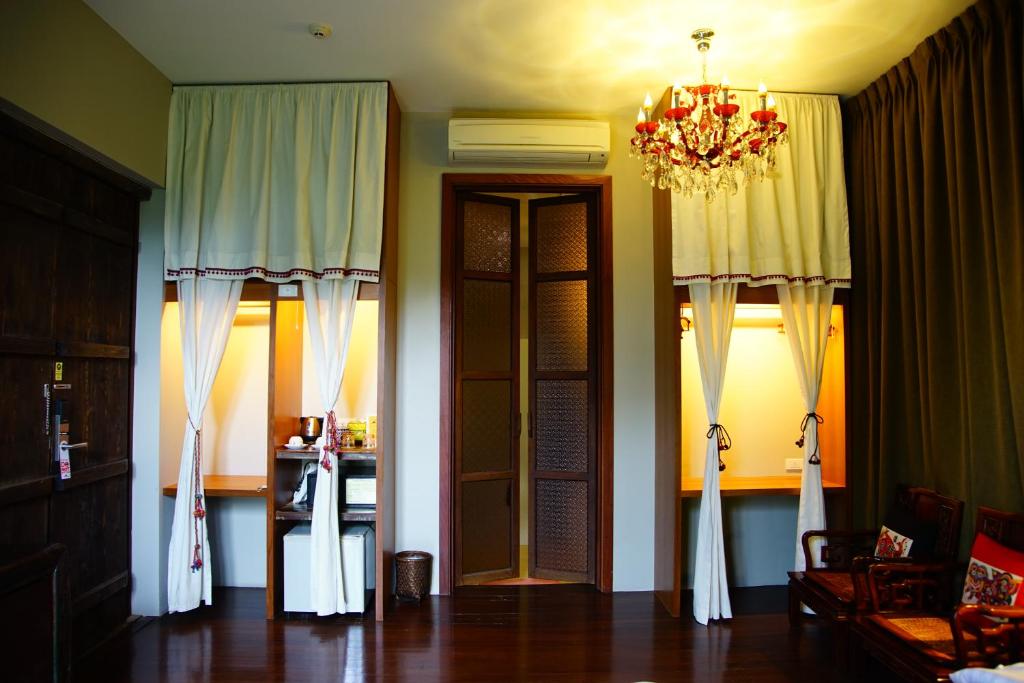Двухместный (Номер Делюкс с кроватью размера «king-size», вид на канал) отеля Villa Phra Sumen Bangkok, Бангкок