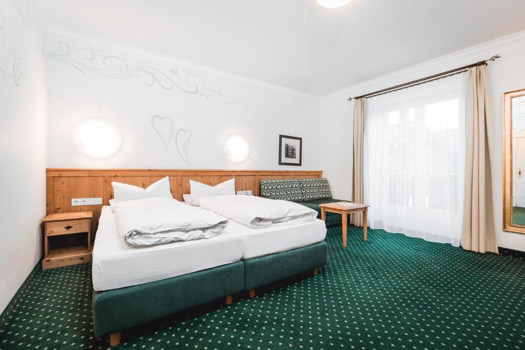 Двухместный (Стандартный двухместный номер с 1 кроватью и балконом) отеля Krumers Post Hotel & Spa, Зефельд-ин-Тироль
