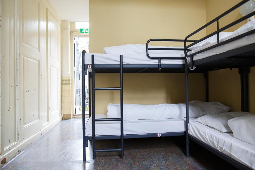 Номер (Кровать в общем мужском номере с 20 кроватями) хостела Shelter City Christian Hostel, Амстердам