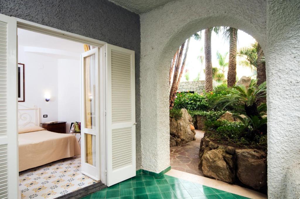 Двухместный (Стандартный двухместный номер с 1 кроватью или 2 отдельными кроватями и видом на сад) отеля Hotel Parco Maria Terme, Искья