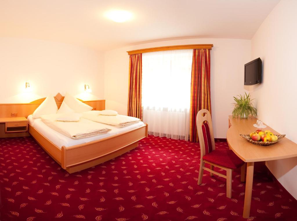 Двухместный (Двухместный номер Comfort с одной двуспальной кроватью, без балкона) отеля Frühstückshotel Birkenhof, Раурис