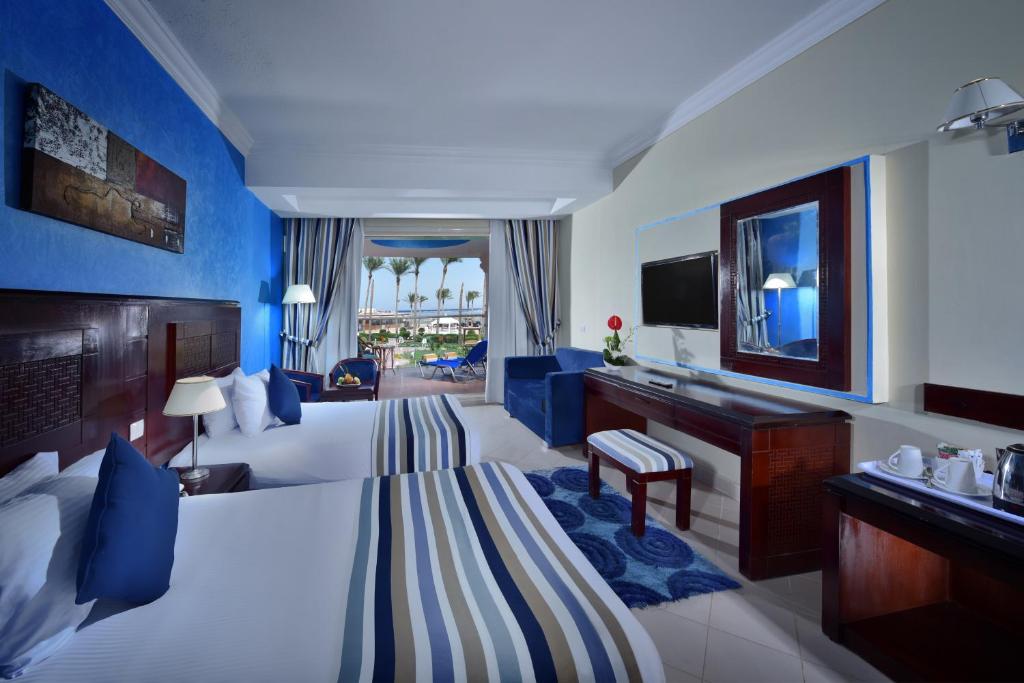 Трехместный (Трехместный номер Делюкс с видом на море) курортного отеля Sea Beach Aqua Park Resort, Шарм-эль-Шейх