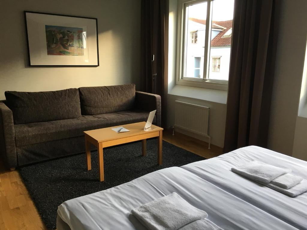 Двухместный (Улучшенный двухместный номер с 2 отдельными кроватями) отеля Hotell Svanen, Кальмар