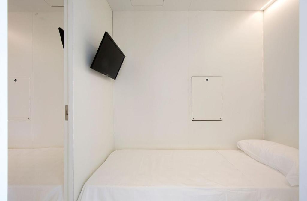 Одноместный (Одноместная капсула в номере с общей ванной комнатой) капсульного отеля Bed & Boarding, Неаполь