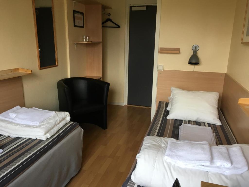 Двухместный (Двухместный номер с 2 отдельными кроватями и собственным туалетом) хостела Vandrarhem Svanen, Кальмар