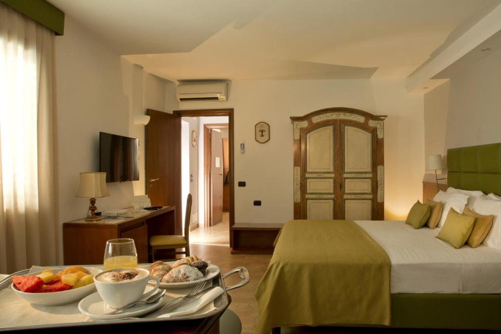 Сьюит (Люкс с 2 спальнями и гидромассажной ванной на открытом воздухе) отеля Montespina Park Hotel, Неаполь