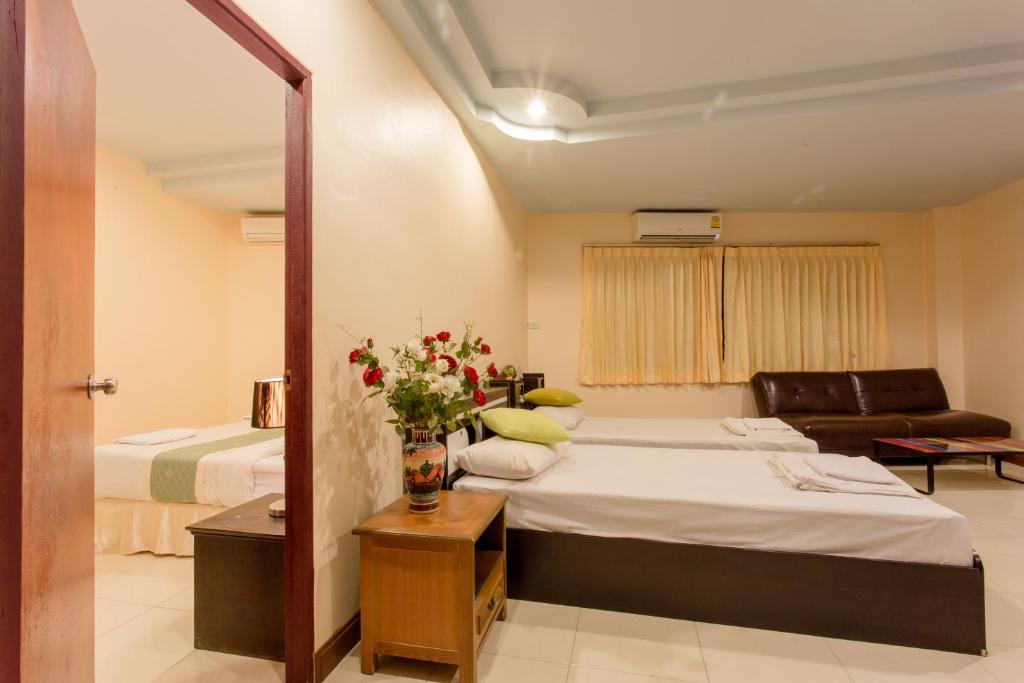 Двухместный (Двухместный номер Делюкс с 2 отдельными кроватями) отеля Surin Sunset Hotel, Пхукет