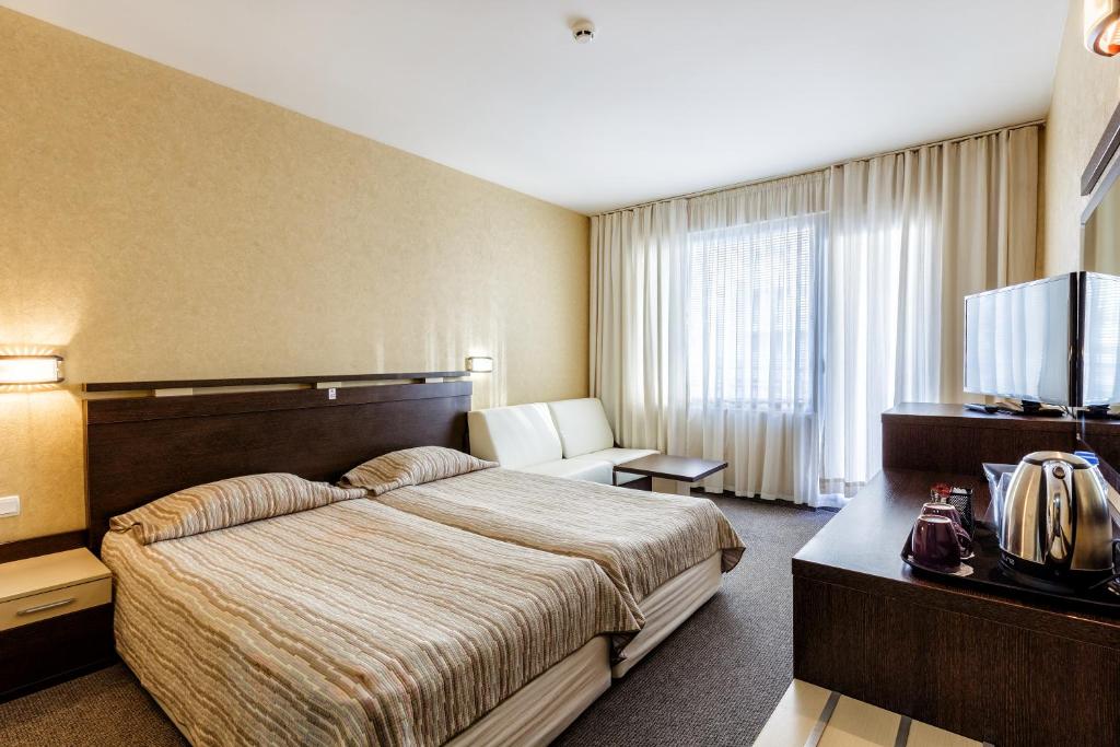 Двухместный (Улучшенный двухместный номер с 2 отдельными кроватями (для 2 взрослых и 1 ребенка)) отеля Kuban, Солнечный Берег