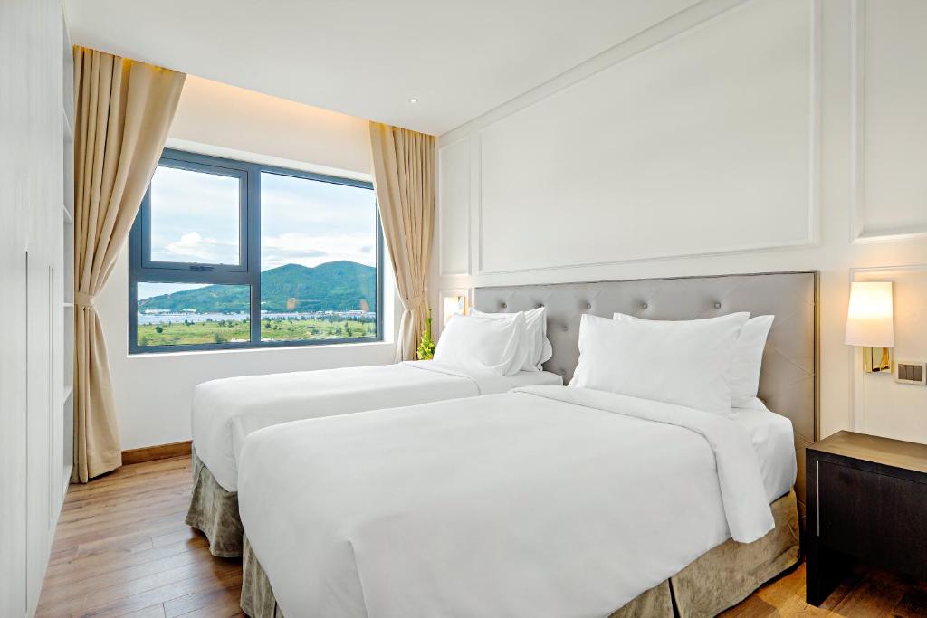 Сьюит (Угловой люкс с 2 спальнями) отеля Danang Golden Bay, Дананг