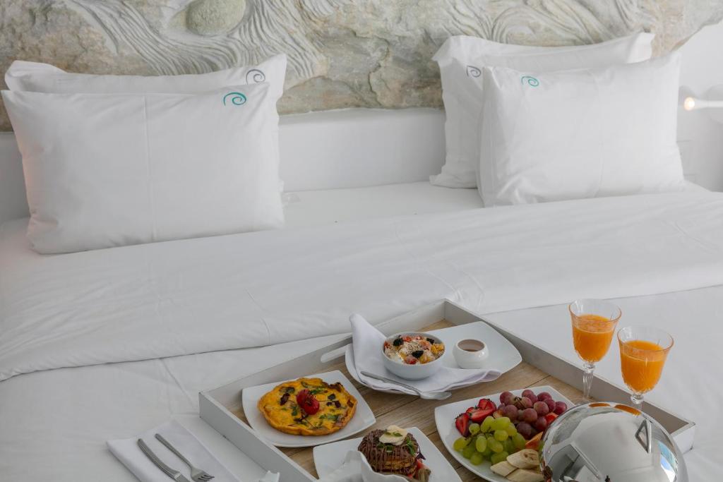 Сьюит (Частный роскошный люкс «Арт» с 2 спальнями, открытой гидромассажной ванной, собственным бассейном и видом на море - дополнительное здание) отеля Mykonos Bay Hotel, Миконос