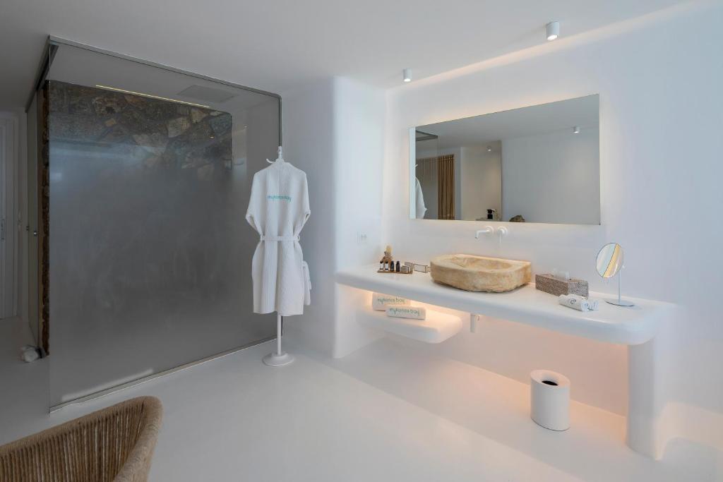 Сьюит (Частный роскошный люкс «Арт» с открытой гидромассажной ванной, собственным бассейном и видом на море - дополнительное здание) отеля Mykonos Bay Hotel, Миконос