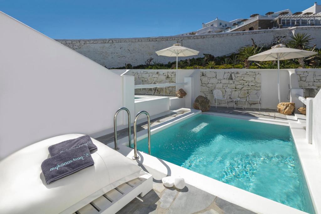 Двухместный (Двухместный номер Делюкс с 1 кроватью, собственным бассейном и частичным видом на море) отеля Mykonos Bay Hotel, Миконос