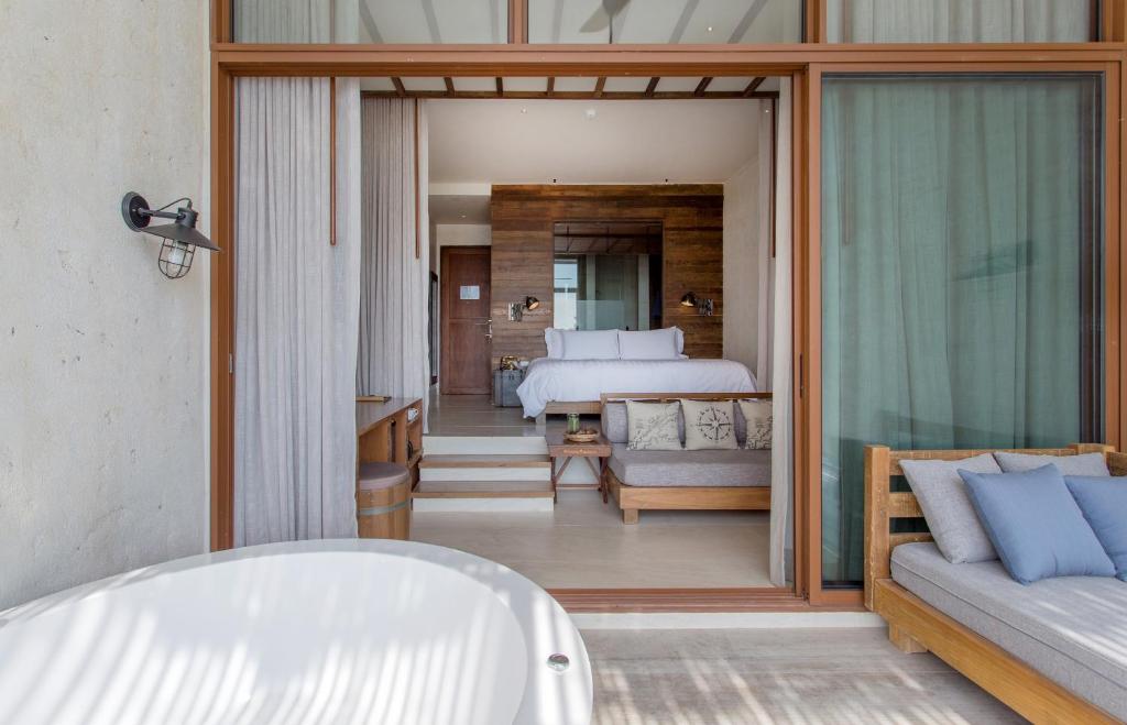 Двухместный (Улучшенный двухместный номер с 1 кроватью или 2 отдельными кроватями и видом на море) курортного отеля U Pattaya, Паттайя