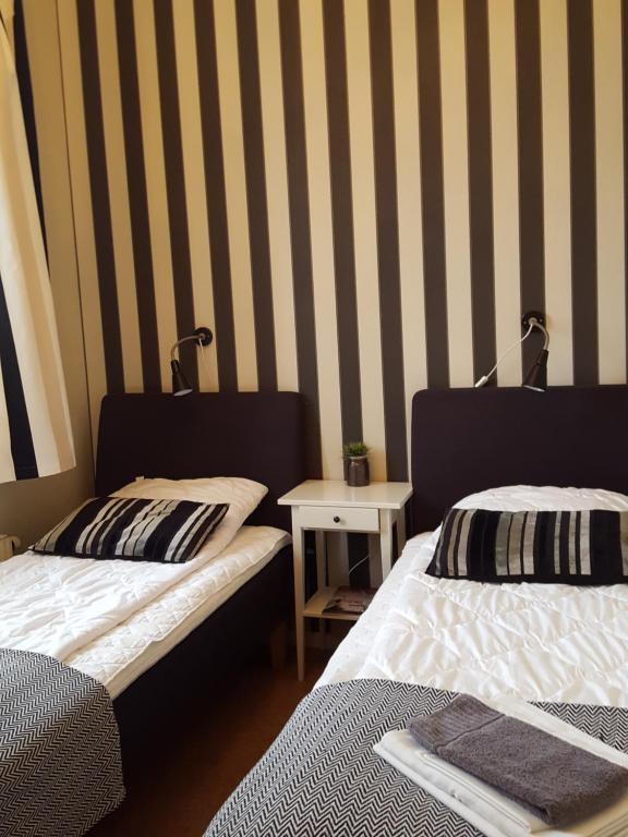 Двухместный (Двухместный номер с 1 кроватью или 2 отдельными кроватями и собственной ванной комнатой) хостела STF Centralstationens Vandrarhem, Норчёпинг