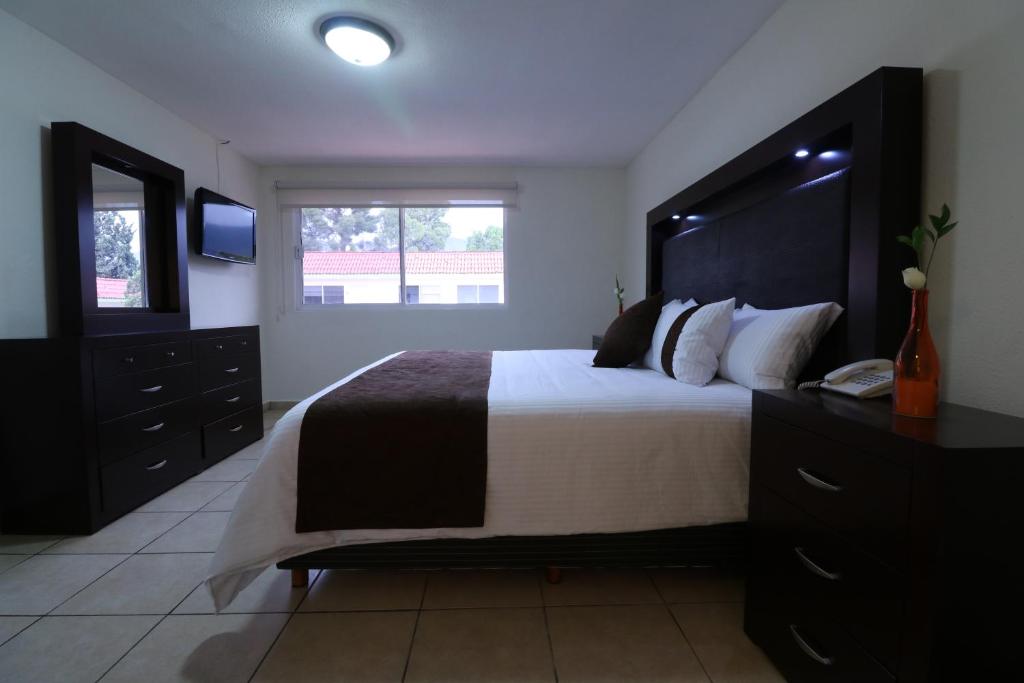 Двухместный (Preferential Room with One Bed) отеля Mision Express Saltillo, Сальтильо