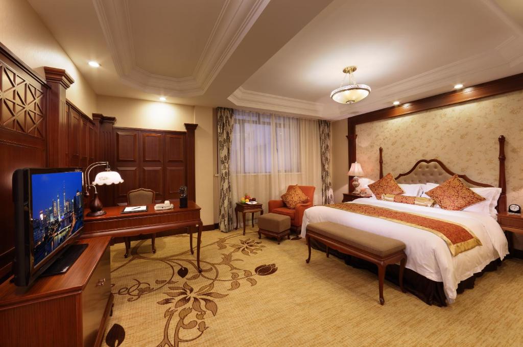 Двухместный (Классический номер с кроватью размера «queen-size») отеля Jin Jiang Pacific Hotel, Шанхай