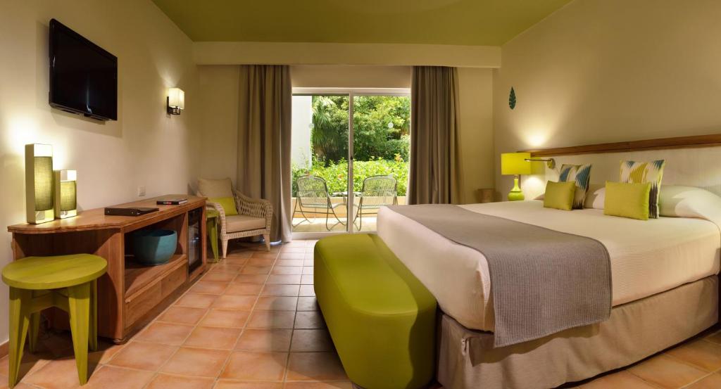 Трехместный (Привилегированный улучшенный номер (для 2 взрослых и 1 ребенка)) курортного отеля Catalonia Privileged Maroma - Все включено, Пуэрто-Морелос