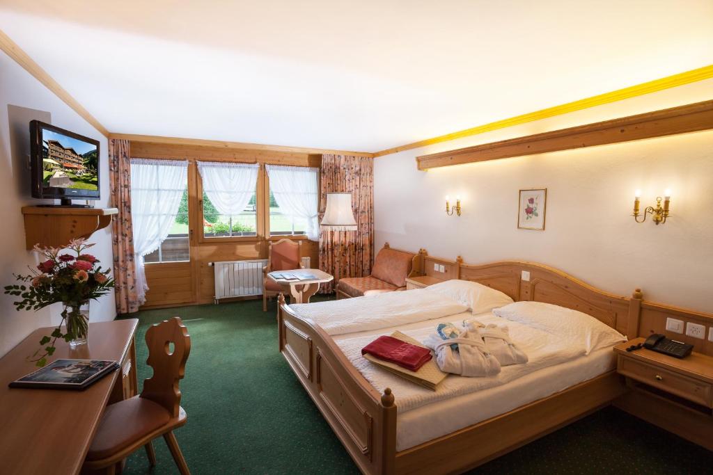 Двухместный (Улучшенный двухместный номер с 1 кроватью и балконом) отеля Hotel Simmenhof, Ленк