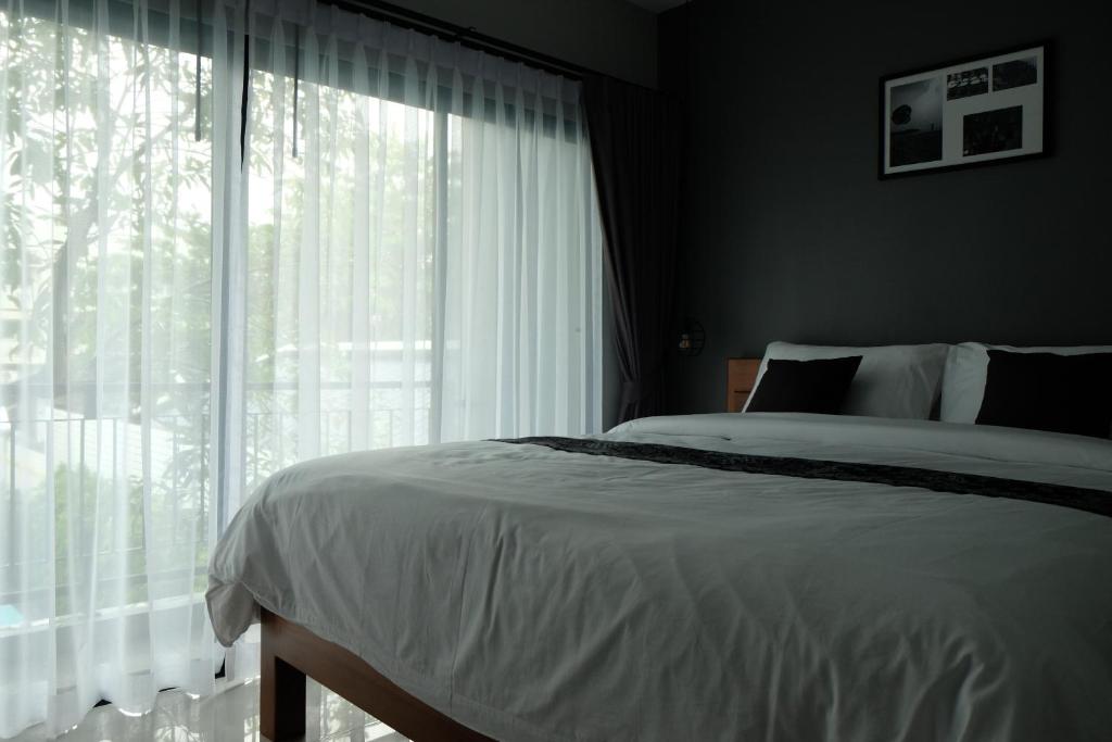 Двухместный (Улучшенный номер с кроватью размера «king-size») отеля The Besavana Phuket, Пхукет