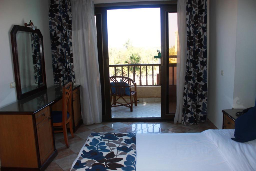Двухместный (Улучшенный номер с частичным видом на сады Монтаза) курортного отеля Aifu Resort - El Montazah, Александрия