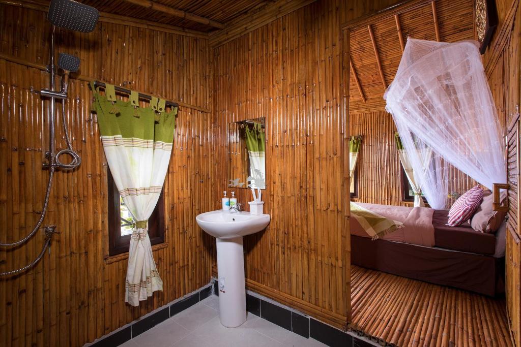 Номер (Бунгало из бамбука на пляже) курортного отеля Phiphi Rantee Cliff, Пхи-Пхи