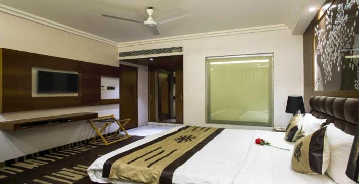 Двухместный (Улучшенный двухместный номер с 1 кроватью или 2 отдельными кроватями) отеля Hotel JRD Exotica, Нью-Дели