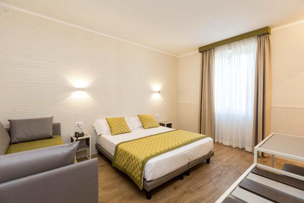 Двухместный (Улучшенный двухместный номер с 1 кроватью или 2 отдельными кроватями) отеля Hotel Marco Polo Rome, Рим