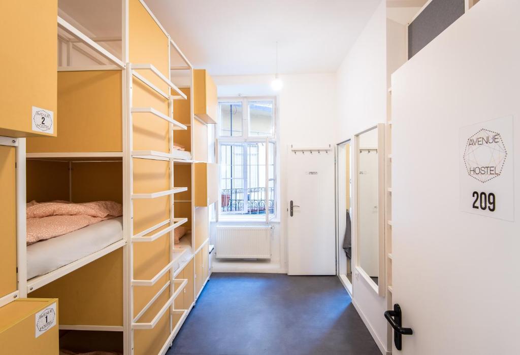 Номер (Кровать в 8-местном общем номере для мужчин и женщин с собственной ванной комнатой) хостела Avenue Hostel, Будапешт