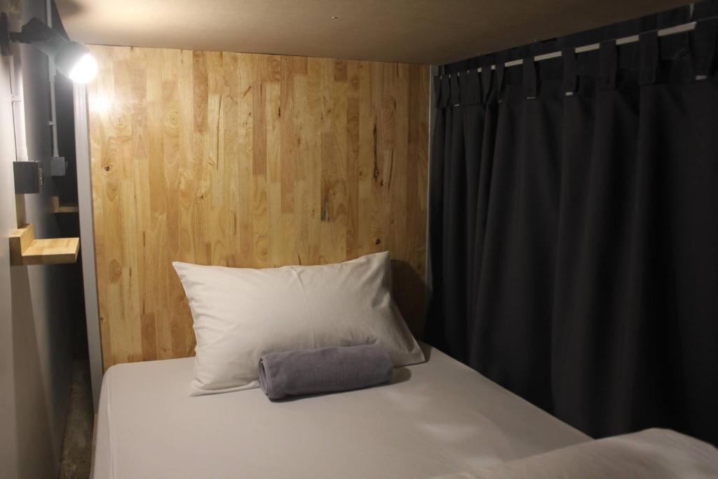 Номер (Кровать в общем номере для мужчин и женщин с 10 кроватями) хостела Ekanek Hostel, Бангкок