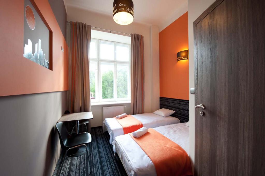 Двухместный (Двухместный номер с 2 отдельными кроватями и собственной ванной комнатой) хостела Planet Hostel, Варшава