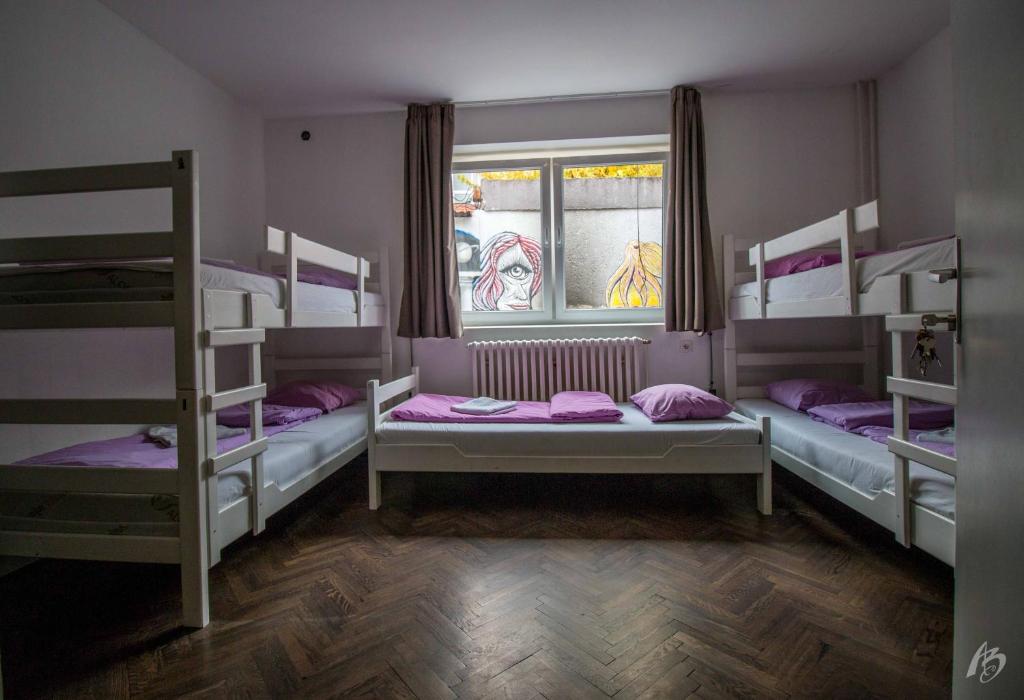 Номер (Односпальная кровать в общем номере для мужчин и женщин) хостела Hostel Fair and Square, Белград