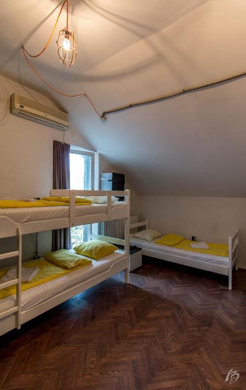 Номер (Спальное место на двухъярусной кровати в 5-местном общем номере для мужчин и женщин (есть собственная внешняя ванная комната)) хостела Hostel Fair and Square, Белград