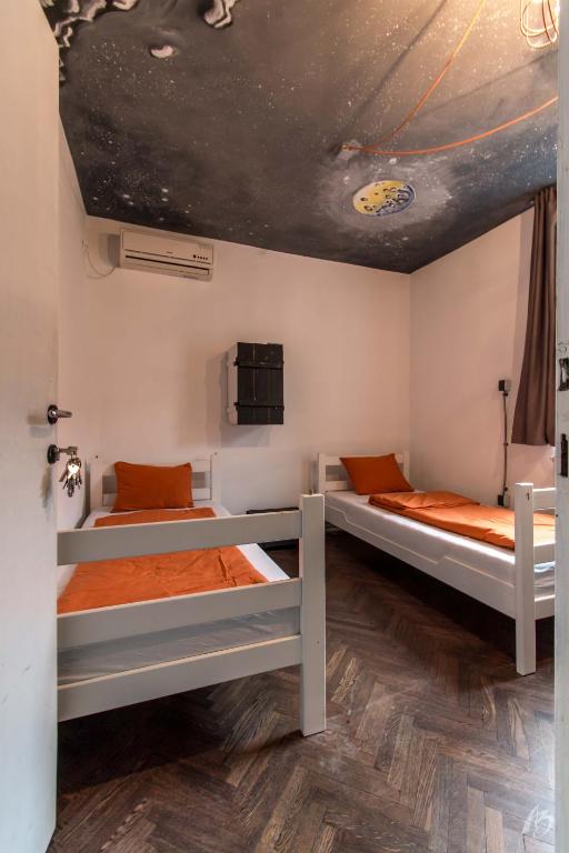 Двухместный (Двухместный номер с 2 отдельными кроватями и собственной ванной комнатой за пределами номера) хостела Hostel Fair and Square, Белград