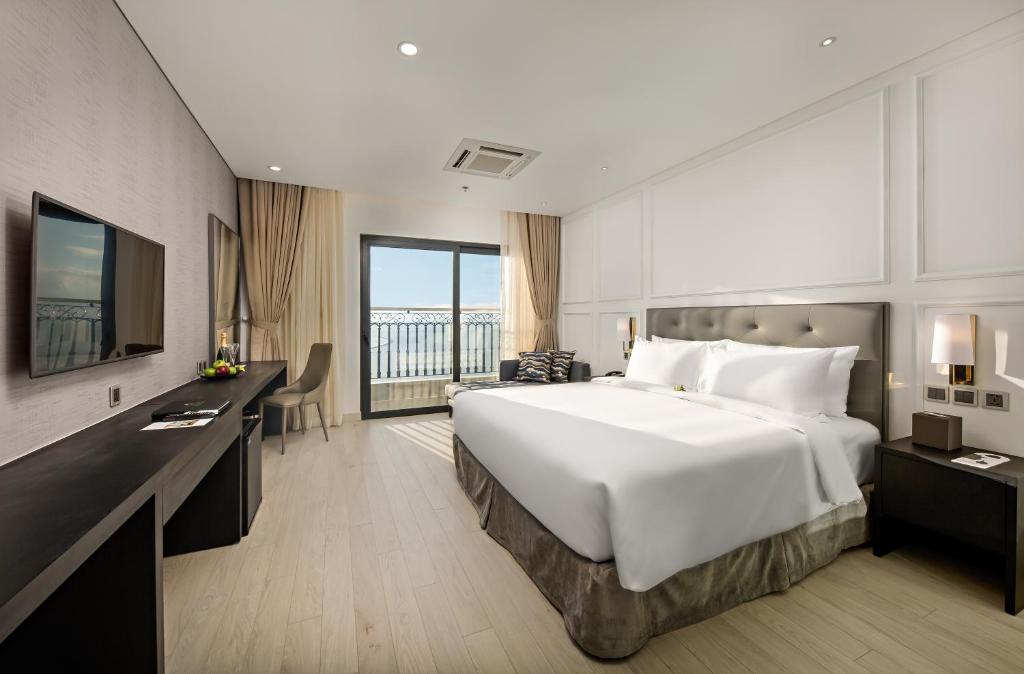 Двухместный (Deluxe Golden Bay King with Balcony and Bay View) отеля Danang Golden Bay, Дананг