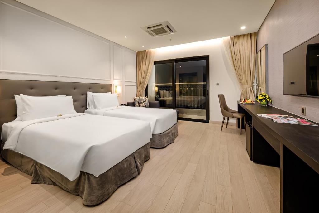 Двухместный (Улучшенный двухместный номер с 2 отдельными кроватями и балконом) отеля Danang Golden Bay, Дананг
