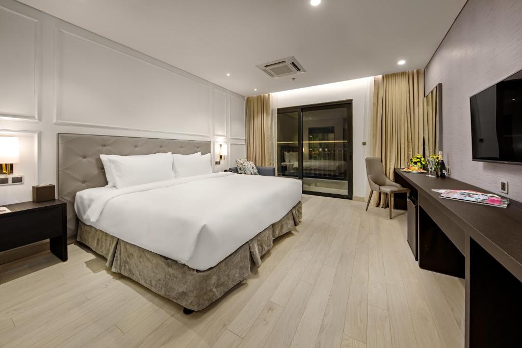 Двухместный (Deluxe King Room City View with Balcony), Danang Golden Bay