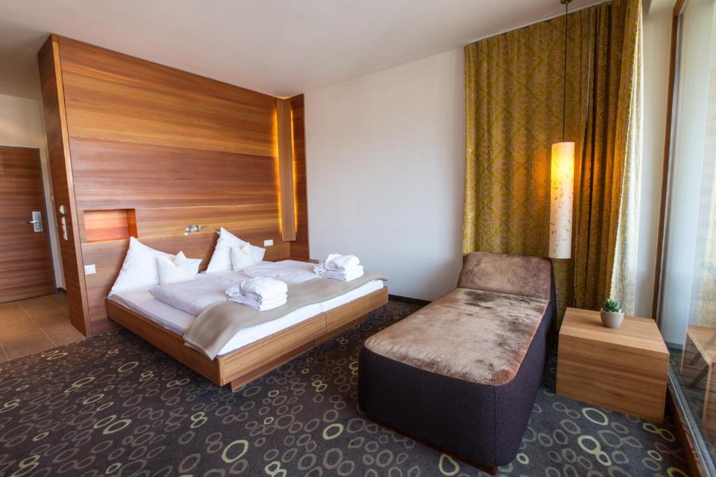 Двухместный (Двухместный дизайнерский номер с 1 кроватью, балконом и видом на горы) отеля Active by Leitner's, Капрун
