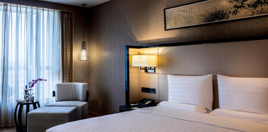 Двухместный (Улучшенный номер с кроватью размера «king-size») отеля Pullman Qingdao Ziyue, Циндао