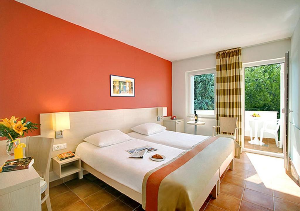 Двухместный (Двухместный номер с 2 отдельными кроватями, вид на сад) отеля Valamar Tamaris Resort, Пореч