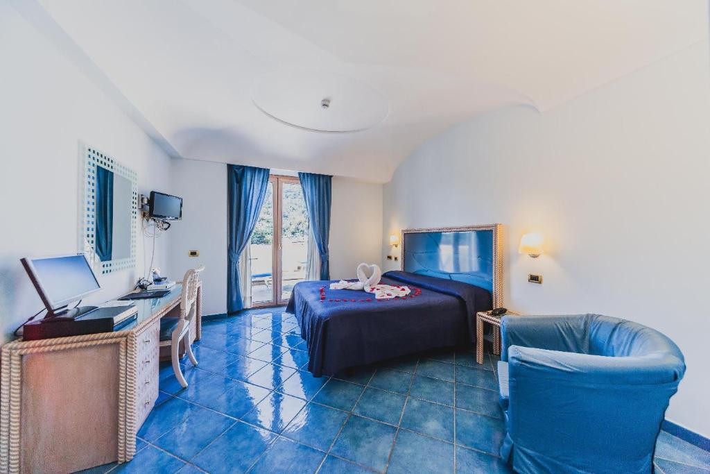 Двухместный (Привилегированный двухместный номер с 1 кроватью, террасой и видом на гавань) отеля Aragona Palace Hotel & Spa, Искья