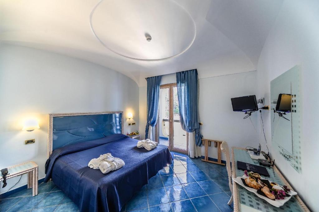 Двухместный (Улучшенный двухместный номер с 1 кроватью и видом на гавань) отеля Aragona Palace Hotel & Spa, Искья