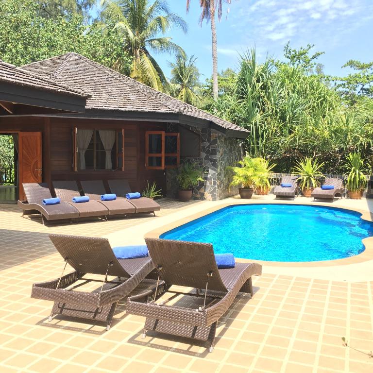 Вилла (Пляжная вилла с бассейном и 4 спальнями) курортного отеля Koh Jum Beach Villas, Кох-Юм