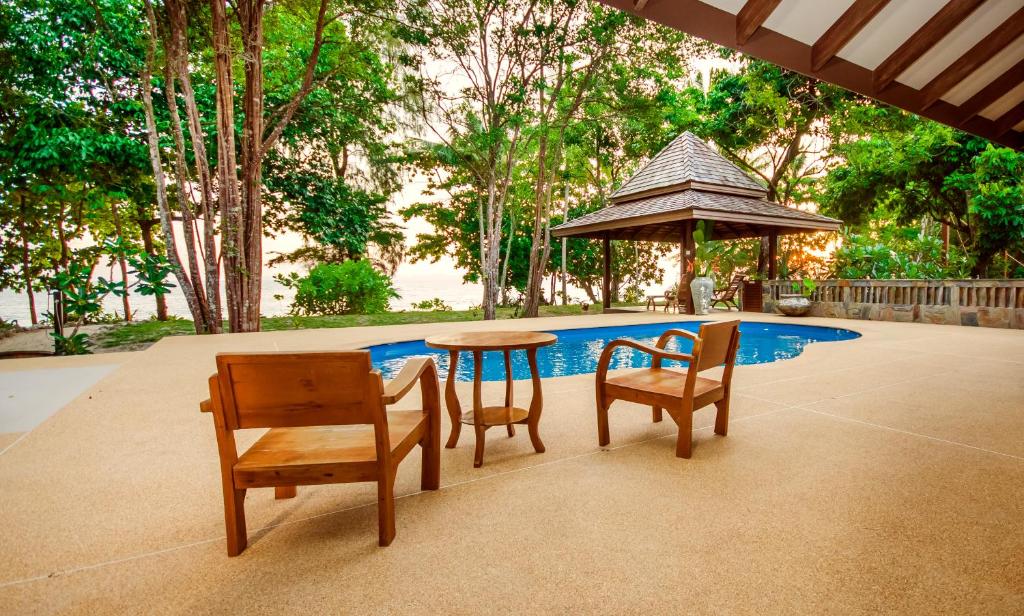 Вилла (Вилла с 2 спальнями и бассейном рядом с пляжем) курортного отеля Koh Jum Beach Villas, Кох-Юм