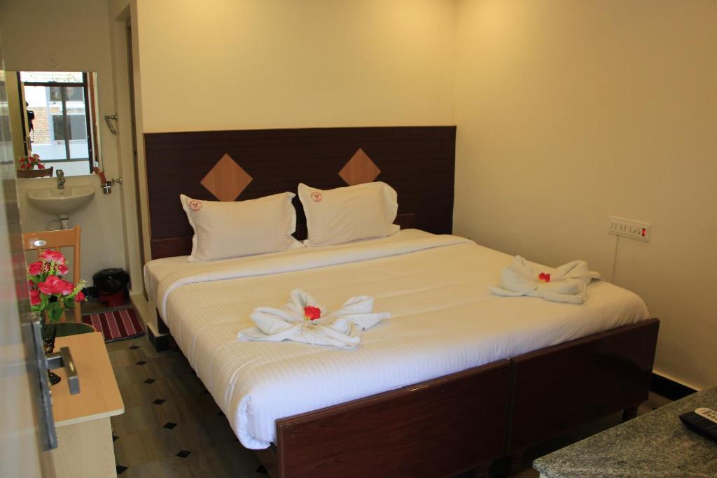 Двухместный (Двухместный номер Делюкс с 1 кроватью (для 2 взрослых и 1 ребенка)) отеля sri sarvesha residency, Тируваннамалай