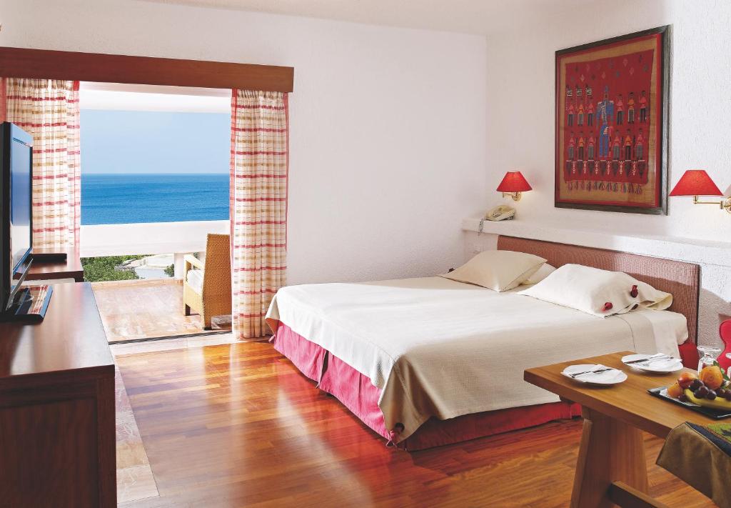 Сьюит (Улучшенный люкс с 1 спальней и видом на море) курортного отеля Elounda Mare Relais & Châteaux Hotel, Элунда