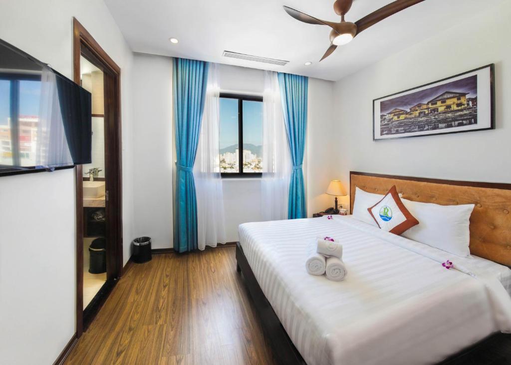 Двухместный (Улучшенный двухместный номер с 1 кроватью) отеля Ritzy Boutique Hotel Da Nang, Дананг
